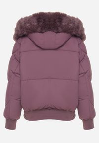 Born2be - Fioletowa Pikowana Kurtka z Szerokimi Ściągaczami i Ozdobnym Futrem przy Kapturze Inandria. Okazja: na spotkanie biznesowe, do pracy, na co dzień. Kolor: fioletowy. Materiał: futro. Długość rękawa: długi rękaw. Długość: długie. Styl: elegancki, casual, klasyczny, biznesowy #6