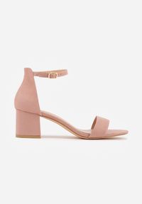 Renee - Jasnoróżowe Basicowe Sandały na Słupku Vices z Paskiem Wokół Kostki Varhira. Okazja: na randkę, na ślub cywilny, na wesele. Zapięcie: pasek. Kolor: różowy. Materiał: satyna. Obcas: na słupku. Styl: elegancki, klasyczny #9