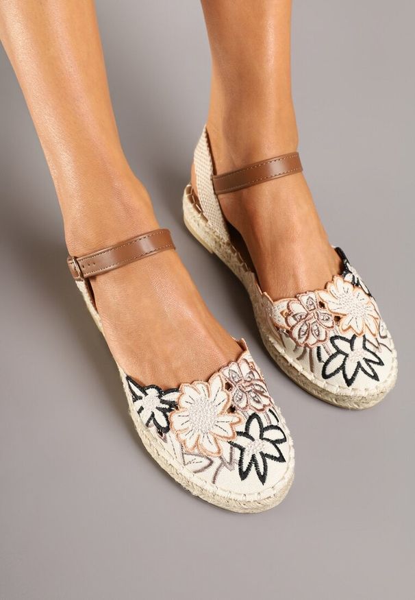 Born2be - Beżowo-Brązowe Sandały Espadryle Zdobione Plecionką i Haftem Leanisra. Okazja: na co dzień. Zapięcie: pasek. Kolor: beżowy. Wzór: aplikacja, haft. Sezon: lato. Obcas: na płaskiej podeszwie. Styl: casual, elegancki
