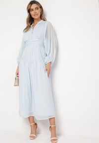 Born2be - Jasnoniebieska Długa Sukienka Koktajlowa w Stylu Retro z Plisami i Stójką Leowia. Typ kołnierza: kołnierzyk stójkowy. Kolor: niebieski. Styl: wizytowy, retro. Długość: maxi #1