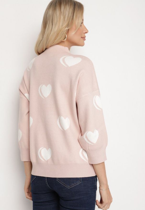 Born2be - Jasnoróżowy Sweter z Modalem i Wiskozą w Serca Zeanita. Okazja: na co dzień. Kolor: różowy. Materiał: wiskoza. Styl: casual, elegancki