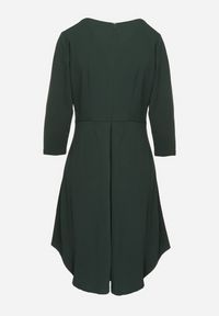 Born2be - Zielona Trapezowa Sukienka z Dłuższym Tyłem Gemirina. Okazja: na co dzień. Kolor: zielony. Typ sukienki: trapezowe. Styl: casual #4