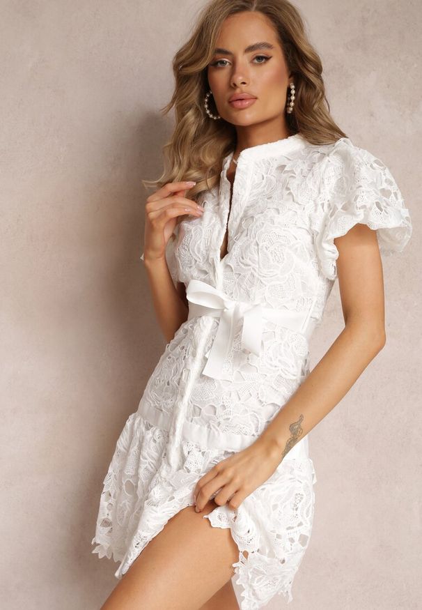 Renee - Biała Koronkowa Sukienka Mini z Falbankami i Materiałowym Paskiem Mivan. Typ kołnierza: kołnierz z falbankami. Kolor: biały. Materiał: koronka, materiał. Wzór: gładki, aplikacja. Typ sukienki: koszulowe. Długość: mini