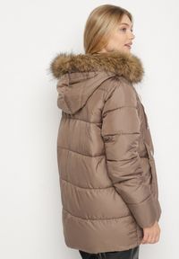 Born2be - Brązowa Kurtka z Pikowanymi Przeszyciami i Kapturem z Futerkiem Anavite. Okazja: na co dzień, na spacer. Kolekcja: plus size. Kolor: brązowy. Materiał: futro. Styl: casual #3