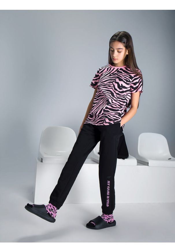 4f - Spodnie dresowe joggery dziewczęce. Okazja: na co dzień. Kolor: czarny. Materiał: dresówka. Styl: casual