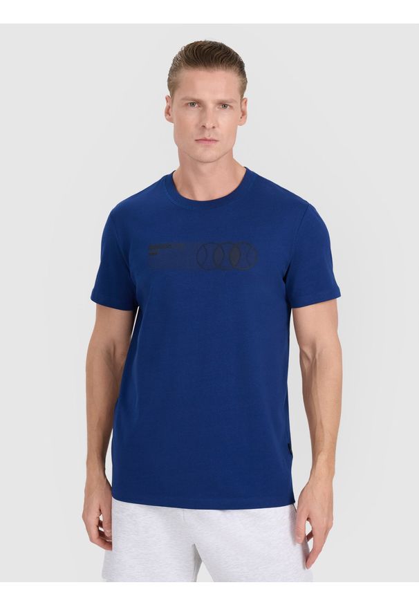 4f - 4F T-shirt regular z nadrukiem męski - granatowy S. Okazja: na co dzień. Kolor: niebieski. Materiał: jersey, bawełna, materiał. Długość rękawa: krótki rękaw. Długość: krótkie. Wzór: nadruk. Styl: sportowy, klasyczny, casual