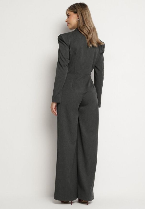 Born2be - Ciemnoszary Garniturowy Kombinezon z Wiskozą z Szerokimi Nogawkami i Zapięciem na Guziki Avaline. Okazja: na spotkanie biznesowe. Kolor: szary. Materiał: wiskoza. Styl: klasyczny, elegancki, sportowy, biznesowy