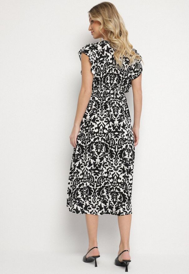 Born2be - Czarna Bawełniana Sukienka Rozkloszowana z Falbankami w Ornamentalny Wzór Zaliette. Okazja: na co dzień. Typ kołnierza: kołnierz z falbankami. Kolor: czarny. Materiał: bawełna. Długość rękawa: krótki rękaw. Styl: casual, elegancki