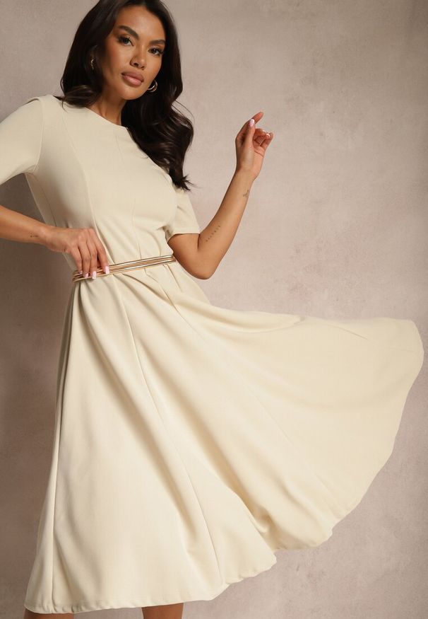 Renee - Beżowa Sukienka Rozkloszowana o Taliowanym Fasonie Telaswena. Okazja: na wesele, na co dzień, na randkę, na ślub cywilny. Kolor: beżowy. Materiał: skóra. Styl: casual, elegancki