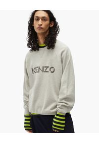 Kenzo - KENZO - Dzianinowy sweter z logo. Kolor: szary. Materiał: dzianina. Długość: długie