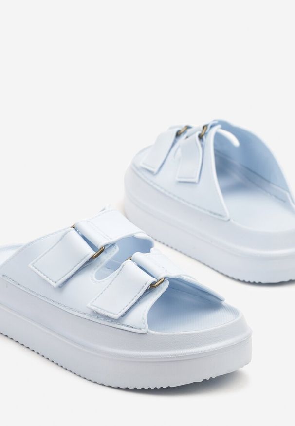 Renee - Jasnoniebieskie Klapki na Piankowej Platformie z Paskami na Rzep Falarisa. Okazja: na co dzień, na spacer. Kolor: niebieski. Materiał: jeans. Obcas: na platformie. Styl: elegancki, casual