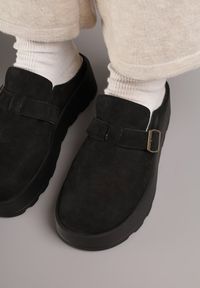 Renee - Czarne Śniegowce na Grubej Podeszwie z Niską Cholewką i Ozdobną Klamerką Vetibela. Wysokość cholewki: przed kostkę. Nosek buta: okrągły. Kolor: czarny. Materiał: zamsz, futro. Szerokość cholewki: normalna. Sezon: zima. Obcas: na koturnie. Wysokość obcasa: średni #4