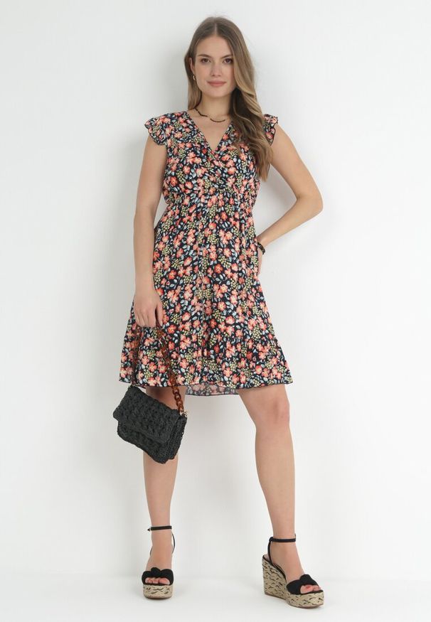 Born2be - Granatowa Rozkloszowana Sukienka z Wiskozy w Kwiaty Evalis. Kolor: niebieski. Materiał: wiskoza. Wzór: kwiaty. Sezon: lato