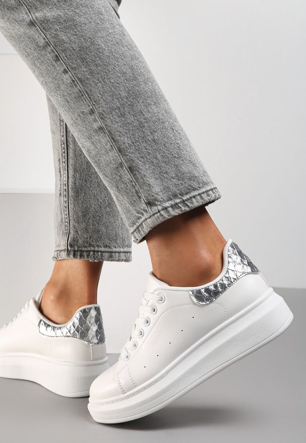 Renee - Biało-Srebrne Sneakersy na Niskiej Platformie w Klasycznym Stylu Lucid Dream. Okazja: na co dzień. Wysokość cholewki: przed kostkę. Nosek buta: okrągły. Kolor: biały. Materiał: dresówka, jeans, skóra. Szerokość cholewki: normalna. Wzór: aplikacja. Obcas: na platformie