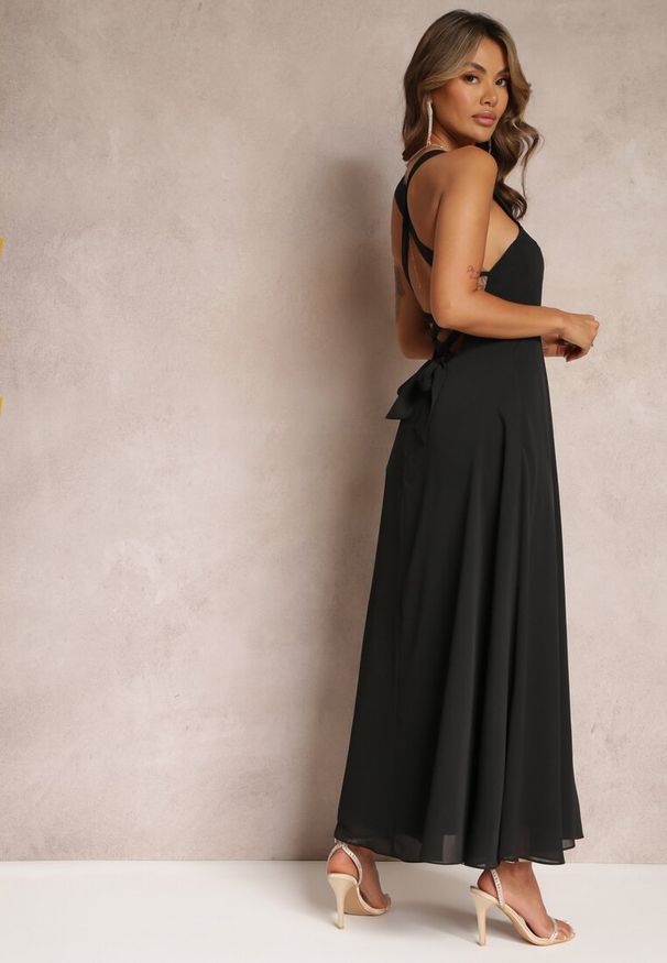 Renee - Czarna Rozkloszowana Sukienka Koktajlowa Wiązana na Plecach Malori. Kolor: czarny. Styl: wizytowy