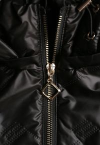 Born2be - Czarna Pikowana Kurtka Przejściowa o Prostym Kroju z Kapturem Vimoris. Okazja: na spacer, na co dzień. Typ kołnierza: kaptur. Kolekcja: plus size. Kolor: czarny. Materiał: poliester, jeans. Styl: casual, elegancki #3