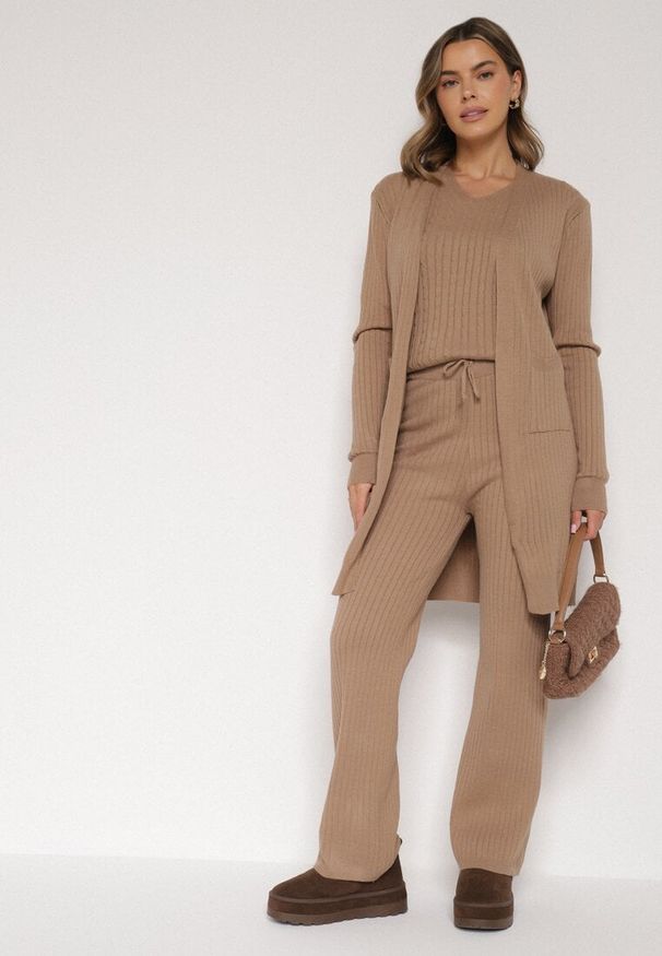 Born2be - Ciemnobeżowy Komplet Dzianinowy z Bawełną Spodnie Kamizelka i Długi Kardigan Meviravia. Kolor: beżowy. Materiał: dzianina, bawełna