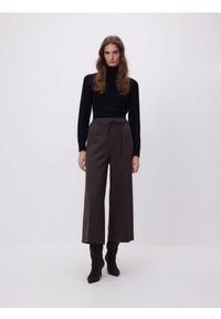 Reserved - Szerokie spodnie z wiązaniem - ciemnobrązowy. Kolor: brązowy. Materiał: tkanina, wiskoza #1