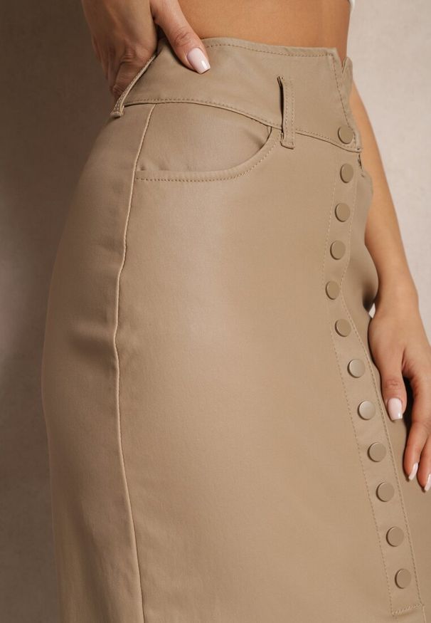 Renee - Ciemnobeżowa Spódnica z Ekoskóry High Waist z Rozcięciem i Napami z Przodu Asttia. Okazja: na co dzień. Stan: podwyższony. Kolor: beżowy. Materiał: bawełna. Sezon: jesień, zima. Styl: casual