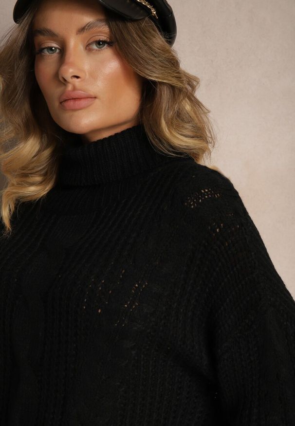 Renee - Czarny Golf z Wiskozą w Stylu Oversize z Ozdobnym Splotem Korremi. Okazja: na co dzień. Typ kołnierza: golf. Kolor: czarny. Materiał: wiskoza. Długość rękawa: długi rękaw. Długość: długie. Wzór: ze splotem. Styl: klasyczny, casual, elegancki