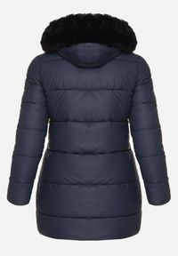 Born2be - Granatowa Taliowana Kurtka z Pikowanymi Przeszyciami i Kapturem z Futrem Avileria. Okazja: na co dzień, na spacer. Kolekcja: plus size. Kolor: niebieski. Materiał: futro. Styl: casual