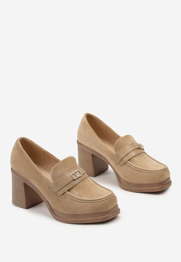 Born2be - Ciemnobeżowe Półbuty Mokasyny na Wysokim Słupku z Cyrkoniami Remenia. Nosek buta: okrągły. Kolor: beżowy. Materiał: skóra, materiał. Wzór: aplikacja. Obcas: na słupku. Styl: klasyczny. Wysokość obcasa: wysoki