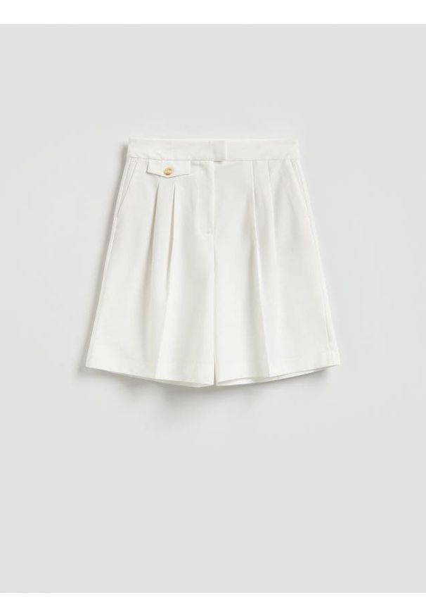 Reserved - Szorty bermudy z zakładkami - biały. Kolor: biały. Materiał: wiskoza, tkanina