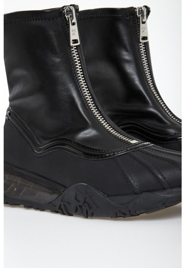 Botki damskie wysoką cholewką DKNY. Wysokość cholewki: przed kolano. Szerokość cholewki: normalna