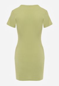 Born2be - Zielona Bawełniana Sukienka o Prostym Kroju Typu T-shirt Zelosise. Okazja: do pracy, na co dzień. Kolor: zielony. Materiał: bawełna. Typ sukienki: proste. Styl: sportowy, klasyczny, elegancki, casual #2