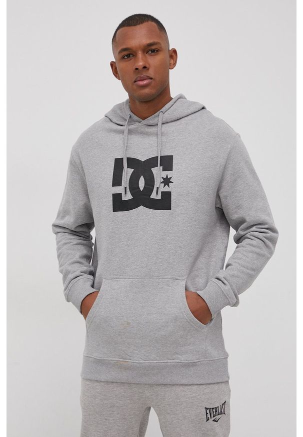 DC Bluza bawełniana męska kolor szary z kapturem z nadrukiem. Okazja: na co dzień. Typ kołnierza: kaptur. Kolor: szary. Materiał: bawełna. Wzór: nadruk. Styl: casual