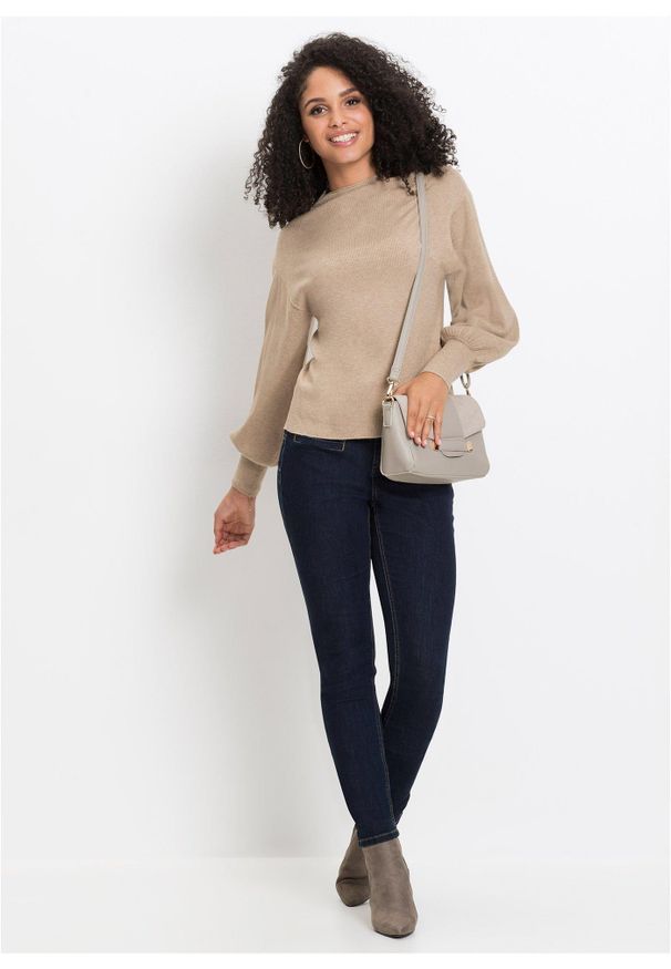 bonprix - Sweter oversize z mieszanki wiskozy. Typ kołnierza: kołnierzyk stójkowy. Kolor: beżowy. Materiał: dzianina, wiskoza. Styl: elegancki