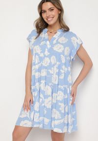 Born2be - Jasnoniebieska Bawełniana Sukienka o Kroju Oversize w Kwiaty Liralea. Okazja: na co dzień, na spacer. Kolor: niebieski. Materiał: bawełna. Wzór: kwiaty. Typ sukienki: oversize. Styl: klasyczny, casual