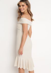 Born2be - Beżowa Sukienka Dopasowana z Hiszpańskim Dekoltem i Falbanką na Dole Reantia. Okazja: na randkę. Kolor: beżowy. Długość rękawa: krótki rękaw. Typ sukienki: ołówkowe #5