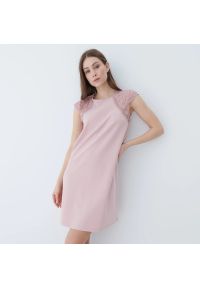 Mohito - Trapezowa sukienka z koronką - Różowy. Kolor: różowy. Materiał: koronka. Wzór: koronka. Typ sukienki: trapezowe #1
