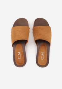 Born2be - Brązowe Klapki Ozdobione Nitami Jehlone. Okazja: na co dzień. Kolor: brązowy. Materiał: jeans. Wzór: aplikacja. Styl: casual, elegancki #2