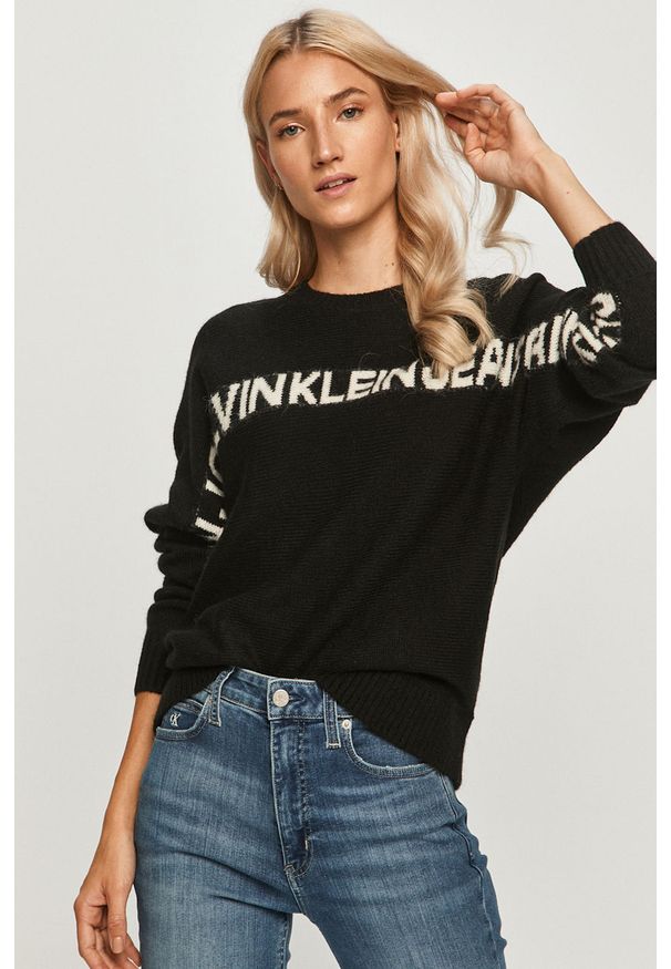 Calvin Klein Jeans - Sweter. Kolor: czarny. Materiał: wełna, akryl, dzianina, poliamid. Długość rękawa: długi rękaw. Długość: długie. Wzór: aplikacja