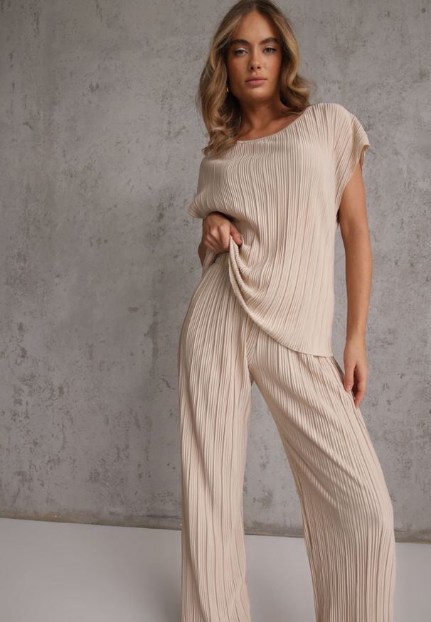Renee - Beżowe Plisowane Spodnie High Waist z Szerokimi Nogawkami Sedalia. Stan: podwyższony. Kolor: beżowy. Materiał: satyna