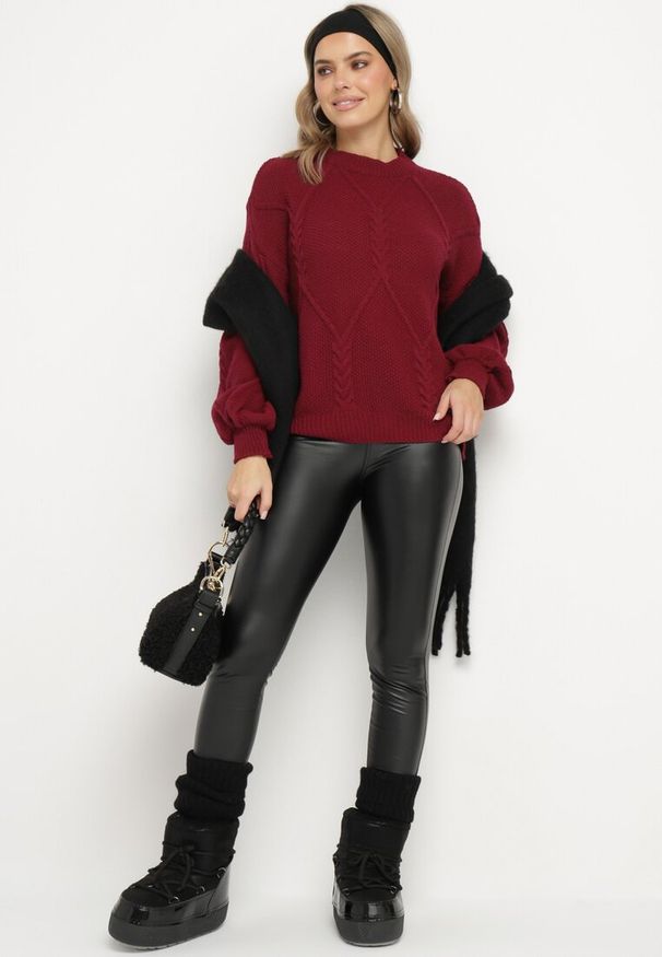 Born2be - Bordowy Sweter Ozdobiony Ściągaczami i Splotem Temirene. Okazja: na co dzień. Kolor: czerwony. Materiał: jeans, dzianina. Wzór: ze splotem, aplikacja. Styl: casual