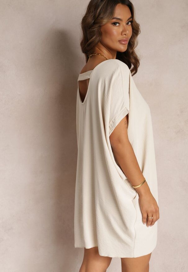 Renee - Beżowa Sukienka Mini o Fasonie Nietoperza z Okrągłym Dekoltem Maglia. Kolor: beżowy. Długość rękawa: krótki rękaw. Długość: mini