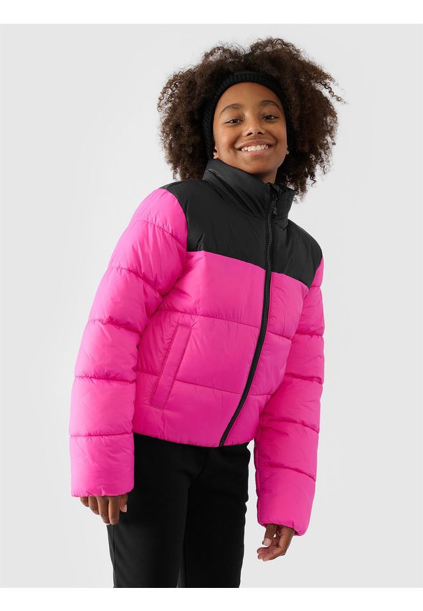 4f - 4F Kurtka puchowa z wypełnieniem syntetycznym dziewczęca - różowa 140 (9-10 lat). Okazja: na co dzień. Typ kołnierza: kołnierzyk stójkowy. Kolor: różowy. Materiał: puch, syntetyk. Długość: długie. Wzór: gładki. Sezon: lato. Styl: casual, klasyczny, sportowy