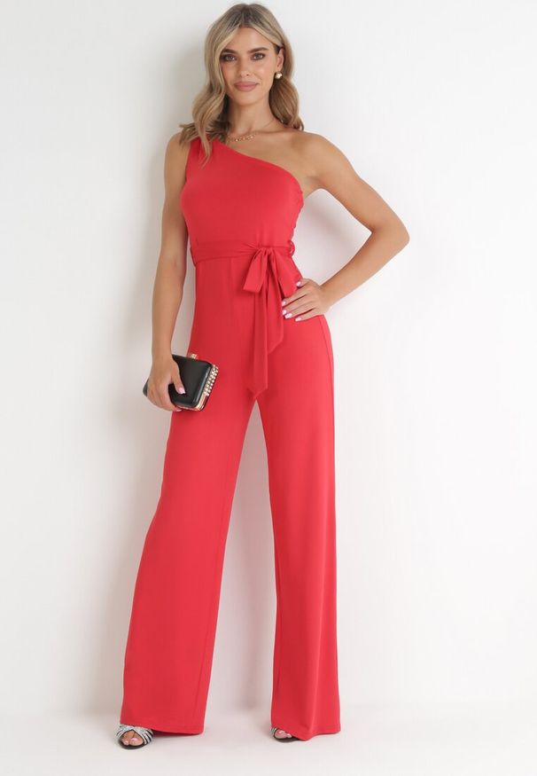 Born2be - Czerwony Kombinezon na Jedno Ramię z Materiałowym Paskiem Keana. Kolor: czerwony. Materiał: materiał. Długość: długie