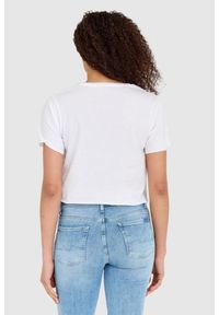 Guess - GUESS Biały krótki t-shirt damski bawełniany z surowym wykończeniem boxy fit, Rozmiar XL. Kolor: biały. Materiał: bawełna. Długość: krótkie