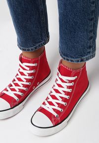 Born2be - Czerwone Trampki Nonagina. Nosek buta: okrągły. Zapięcie: sznurówki. Kolor: czerwony. Szerokość cholewki: normalna. Wzór: aplikacja. Wysokość cholewki: za kostkę. Materiał: guma, jeans, materiał. Obcas: na płaskiej podeszwie. Styl: klasyczny