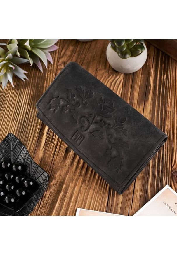 PAOLO PERUZZI - Portfel damski skórzany Paolo Peruzzi czarny T-01. Kolor: czarny. Wzór: kwiaty