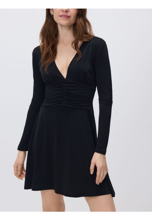 Reserved - Sukienka z marszczeniami - czarny. Kolor: czarny. Materiał: dzianina. Wzór: gładki. Typ sukienki: proste