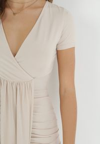 Born2be - Beżowa Asymetryczna Sukienka Kopertowa z Marszczeniami Adephelia. Kolor: beżowy. Typ sukienki: kopertowe, asymetryczne #4