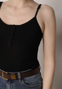Born2be - Czarny Top na Ramiączkach z Prążkowanej Tkaniny z Bawełny z Guzikami Bermisa. Okazja: na co dzień. Kolor: czarny. Materiał: prążkowany, bawełna, tkanina. Długość rękawa: na ramiączkach. Styl: casual, elegancki #5