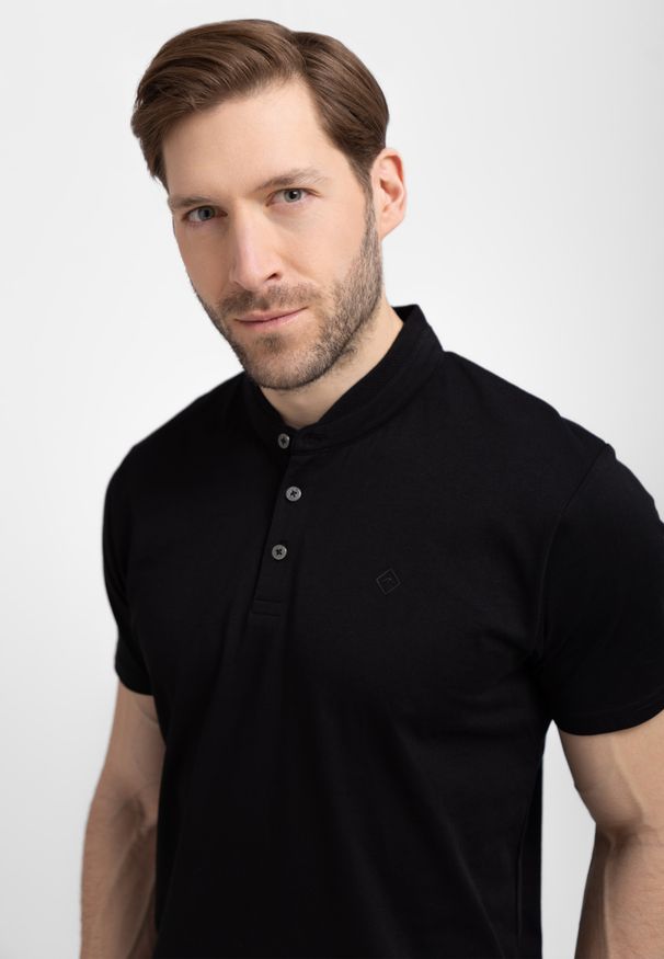 Volcano - Koszulka ze stójką O-ANTER. Okazja: na co dzień. Typ kołnierza: kołnierzyk stójkowy. Kolor: czarny. Materiał: materiał, bawełna, dzianina. Wzór: aplikacja, gładki. Styl: klasyczny, casual