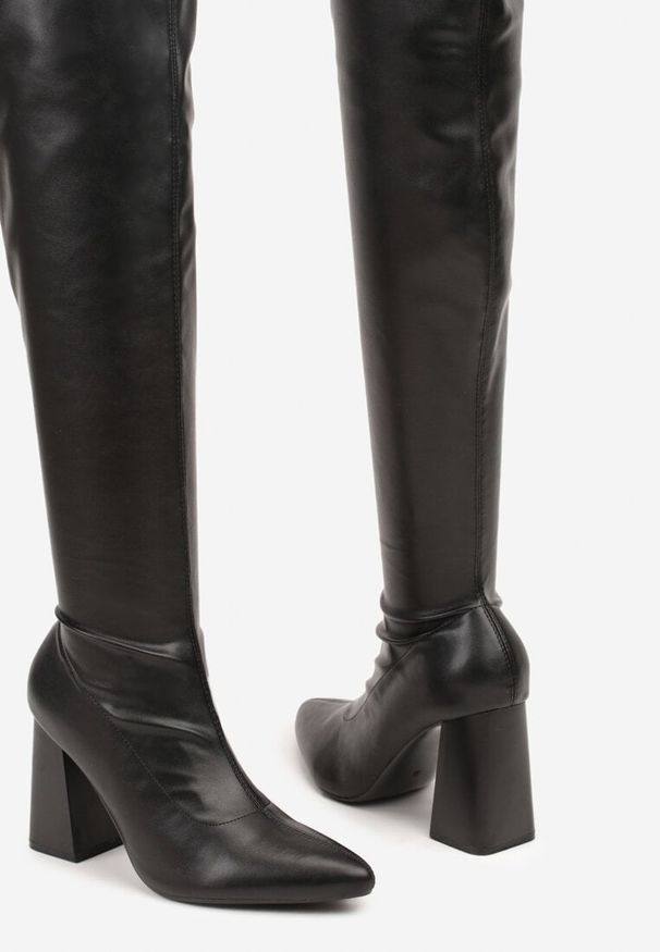 Renee - Czarne Dopasowane Kozaki Vices za Kolano na Słupku Todvira. Okazja: na imprezę. Wysokość cholewki: za kolano. Kolor: czarny. Materiał: jeans. Obcas: na słupku. Styl: elegancki