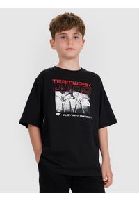 4f - 4F T-shirt oversize z nadrukiem dziecięcy - czarny 146/152 (10-12 lat). Okazja: na co dzień. Kolor: czarny. Materiał: bawełna, jersey, materiał, tkanina. Wzór: nadruk. Sezon: lato. Styl: sportowy, klasyczny, casual
